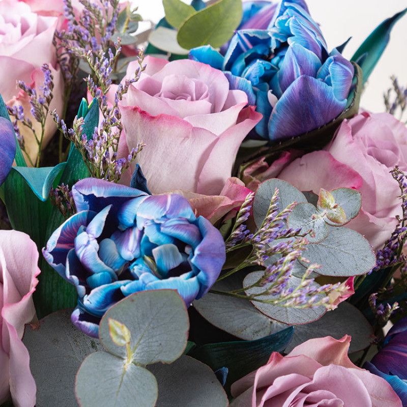 Mavi-Mor Galaxy Tulipa ve Lila Memory Lane Gül Tasarım Buketi