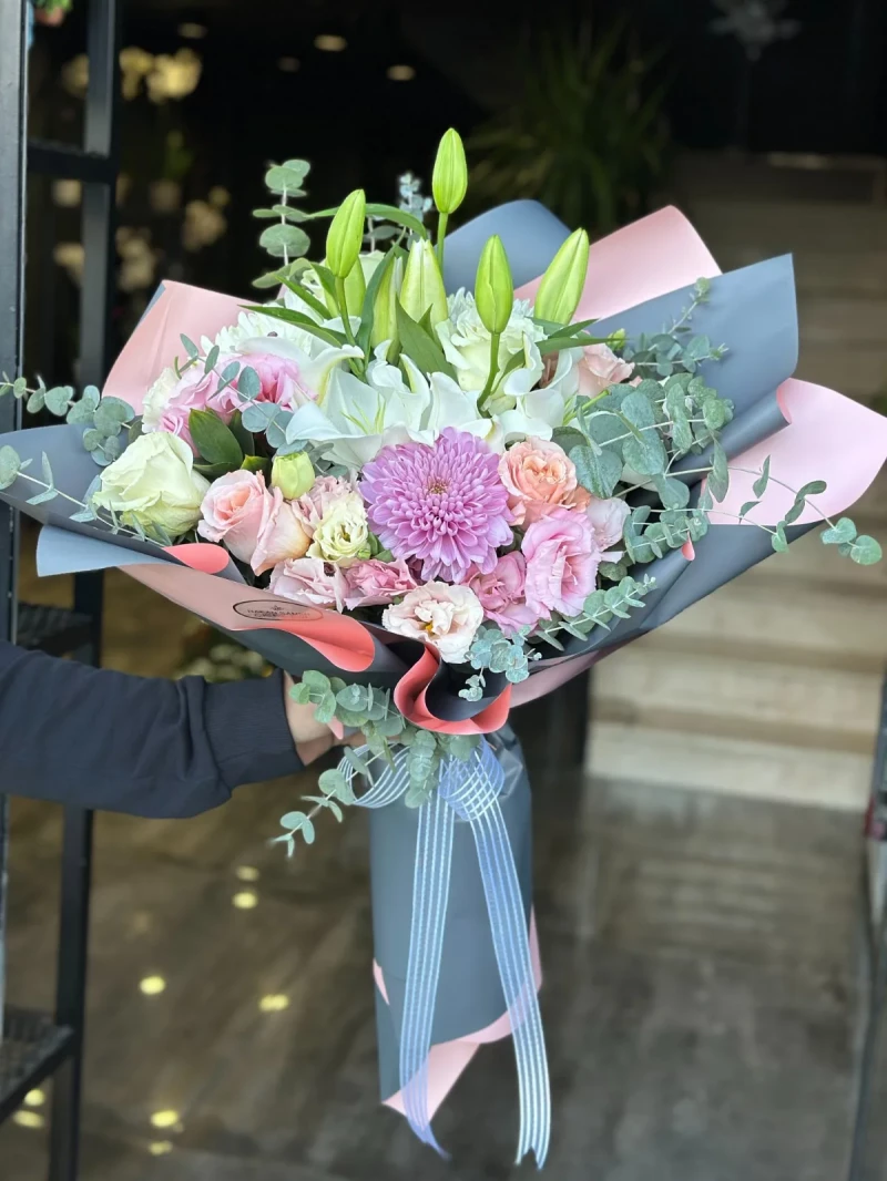 LİLYUM VE SOFT GÜLLERDEN HAZIRLANAN BUKET