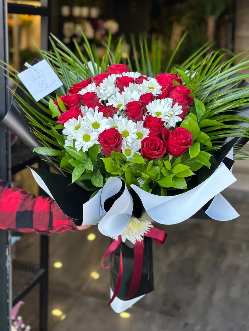 Papatya ve gül buketi